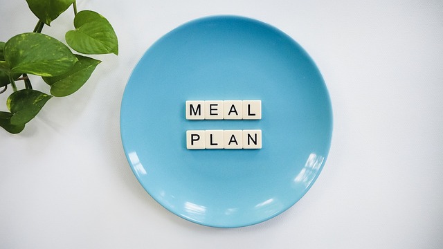 plate on table written meal plan on it for healthy diet plan