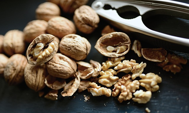 picture of fresh walnuts symbolising optimal brain health