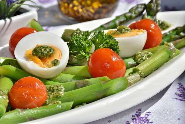 boil egg and vegetables in plate keto diet